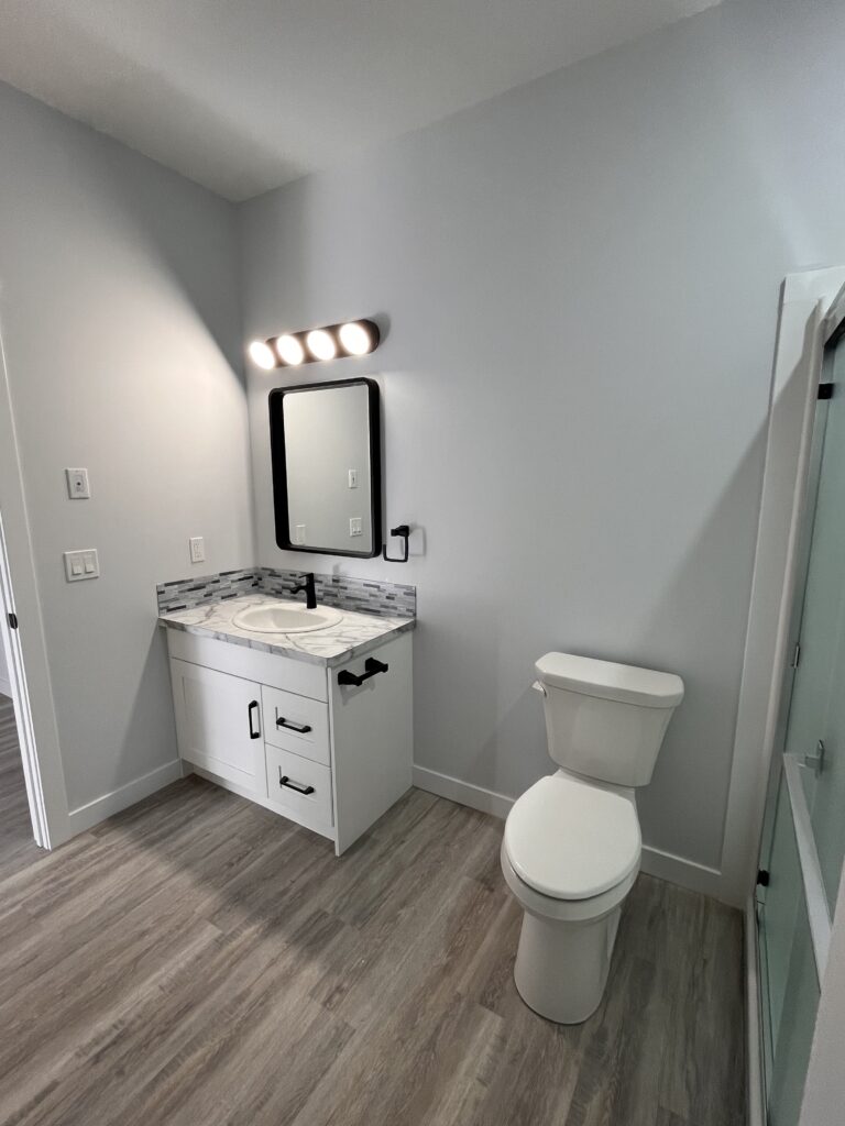 Large Bathroom Unit 23 - 200 Legacy Lane